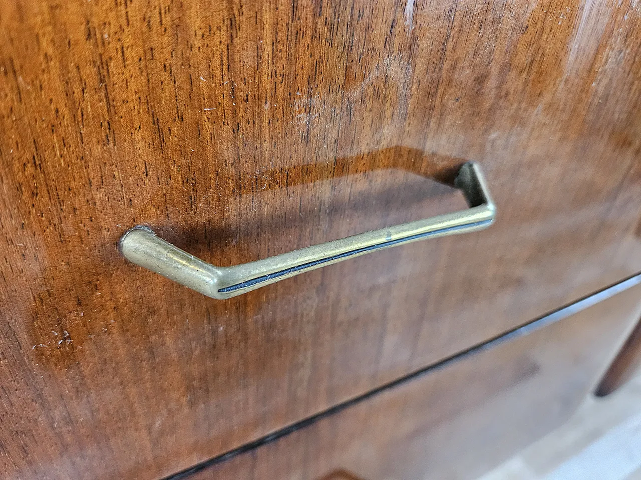 Comò sei cassetti in radica di mogano con piano in vetro, 1960 12