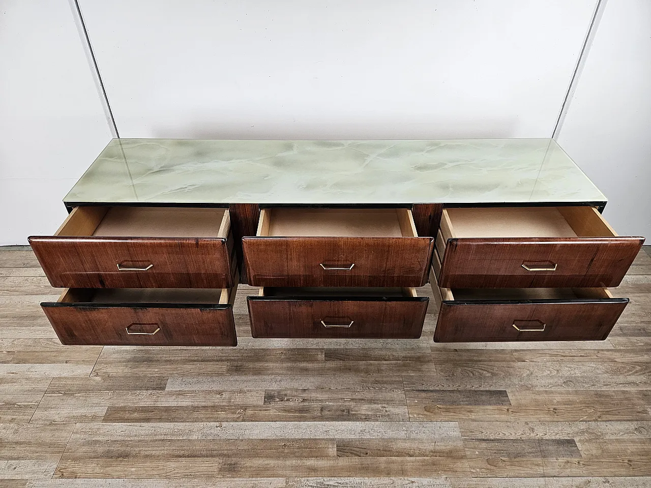 Comò sei cassetti in radica di mogano con piano in vetro, 1960 13