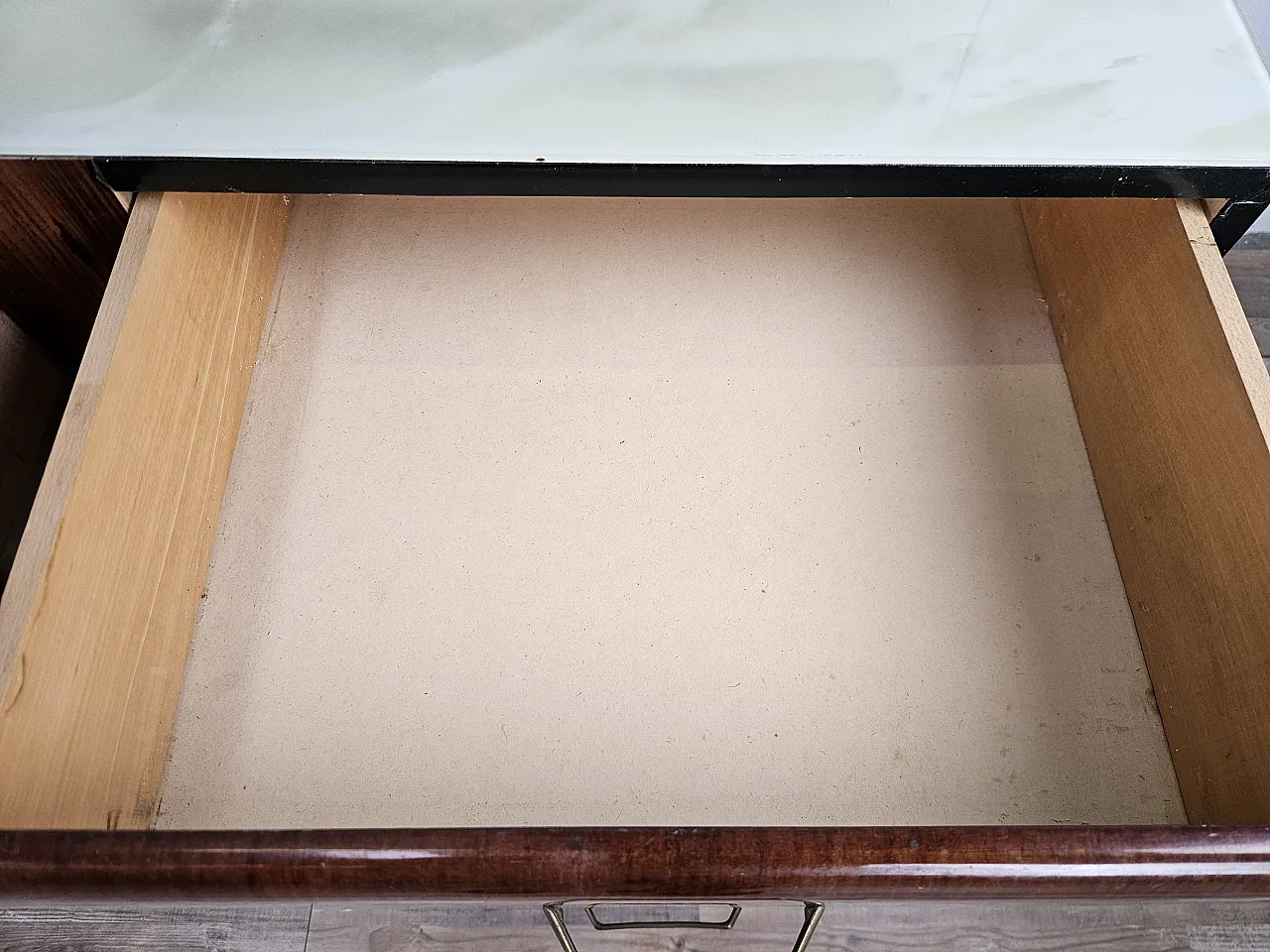 Comò sei cassetti in radica di mogano con piano in vetro, 1960 14