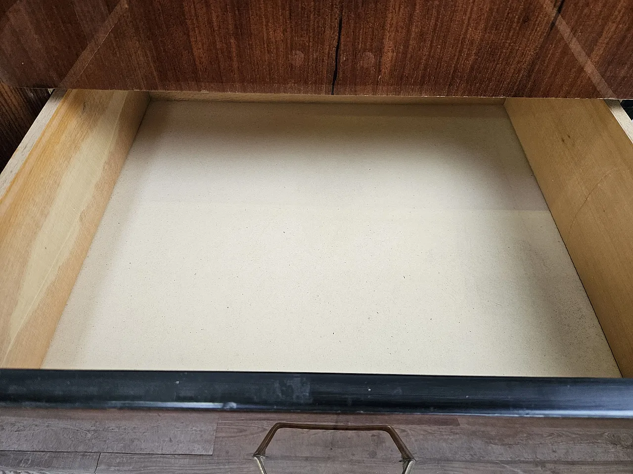 Comò sei cassetti in radica di mogano con piano in vetro, 1960 15