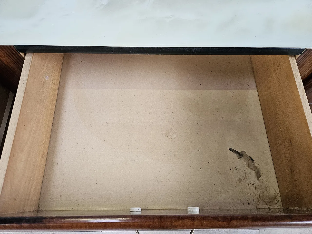 Comò sei cassetti in radica di mogano con piano in vetro, 1960 16