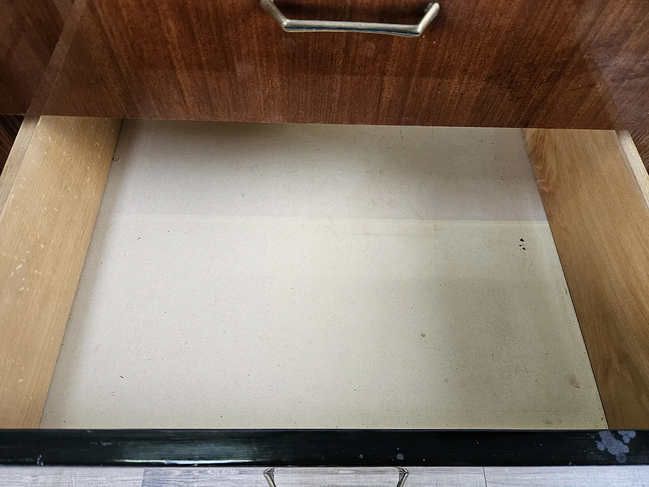 Comò sei cassetti in radica di mogano con piano in vetro, 1960 17