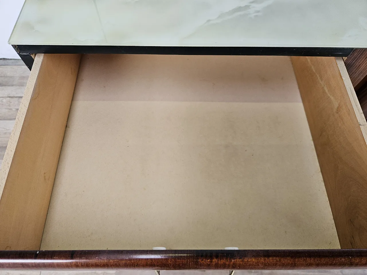 Comò sei cassetti in radica di mogano con piano in vetro, 1960 18