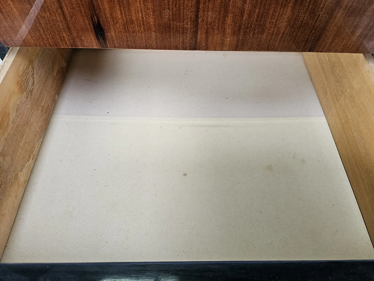 Comò sei cassetti in radica di mogano con piano in vetro, 1960 19