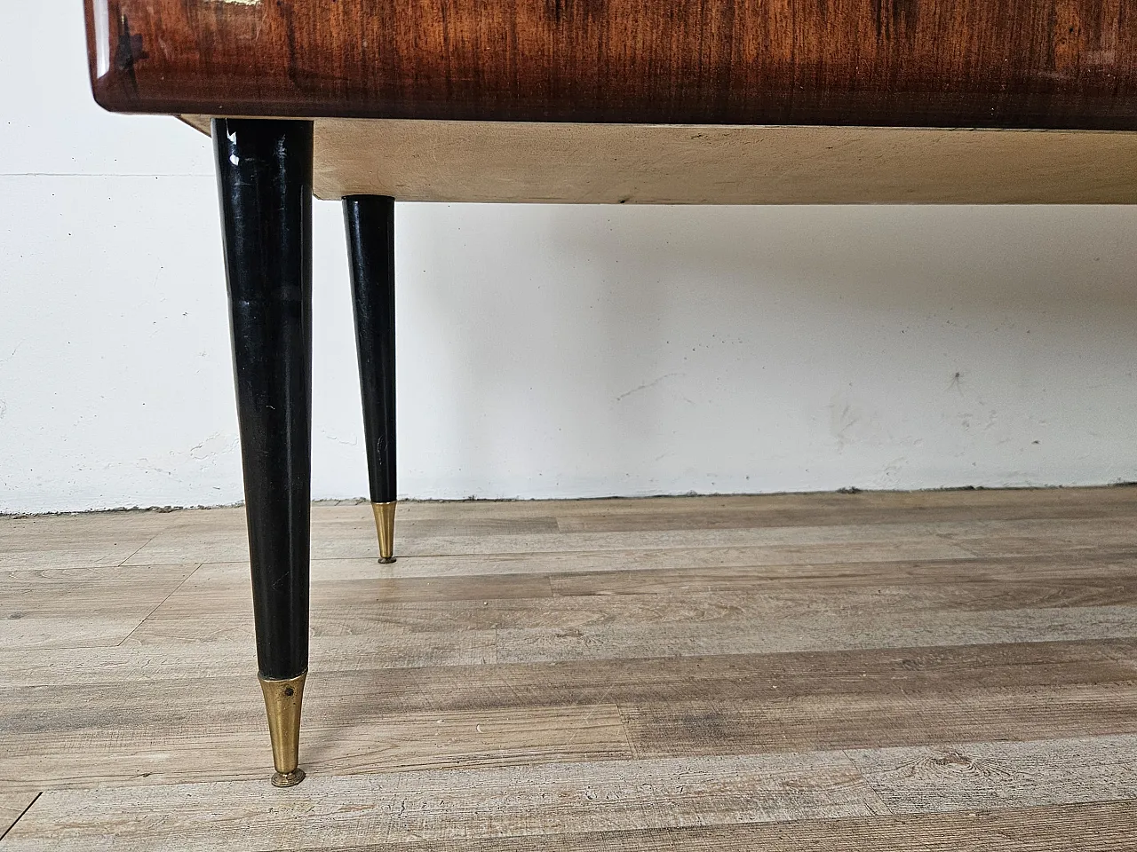 Comò sei cassetti in radica di mogano con piano in vetro, 1960 20