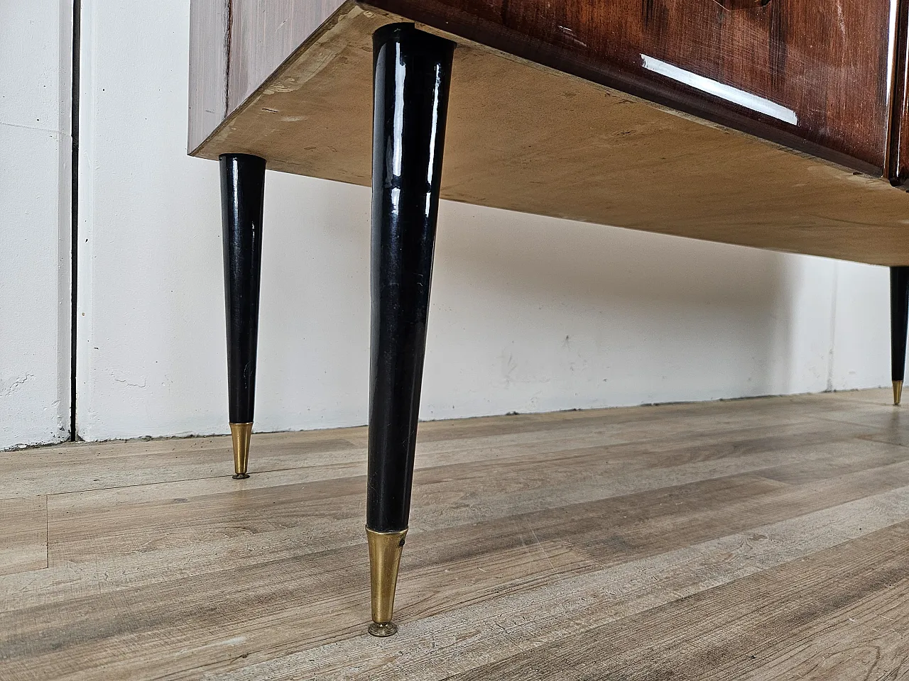 Comò sei cassetti in radica di mogano con piano in vetro, 1960 21