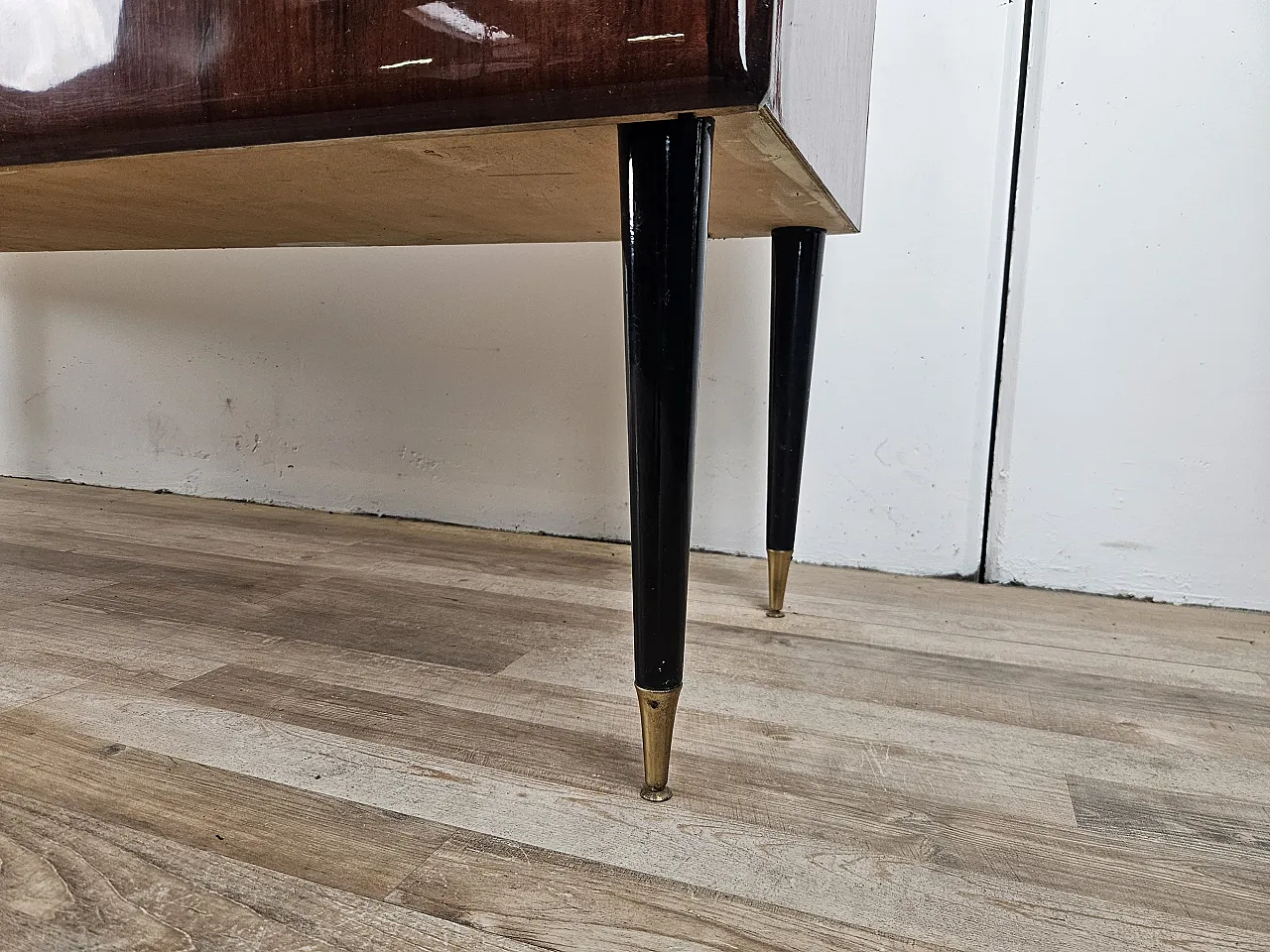 Comò sei cassetti in radica di mogano con piano in vetro, 1960 22