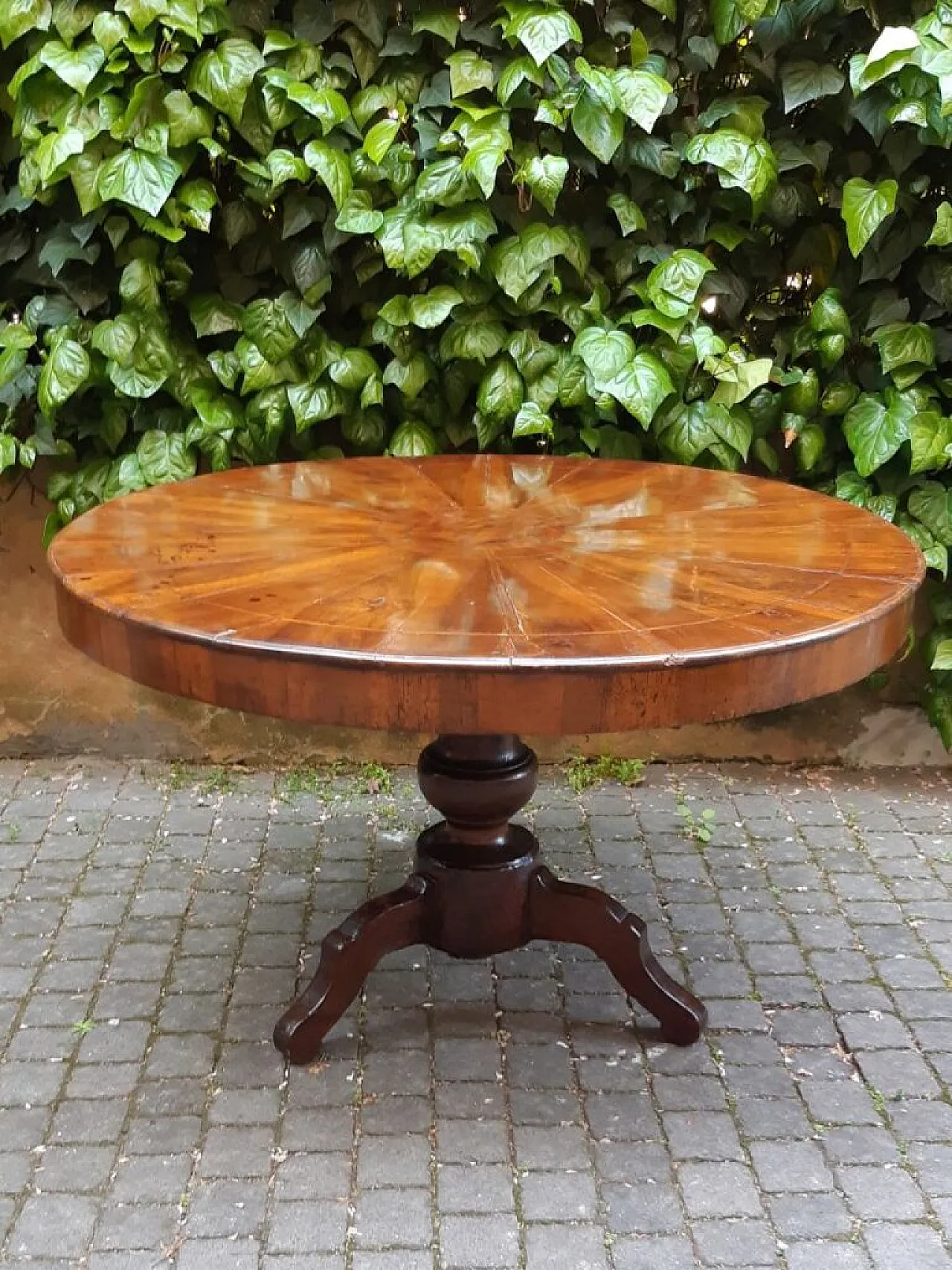 Tavolo tondo emiliano lastronato a spicchi, '800 1