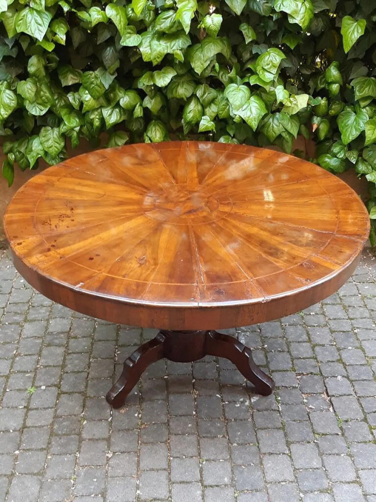 Tavolo tondo emiliano lastronato a spicchi, '800 3
