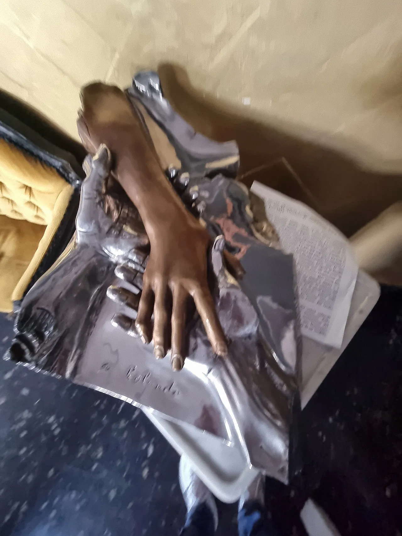 Basso rilievo in bronzo argentato firmato, anni '90 3