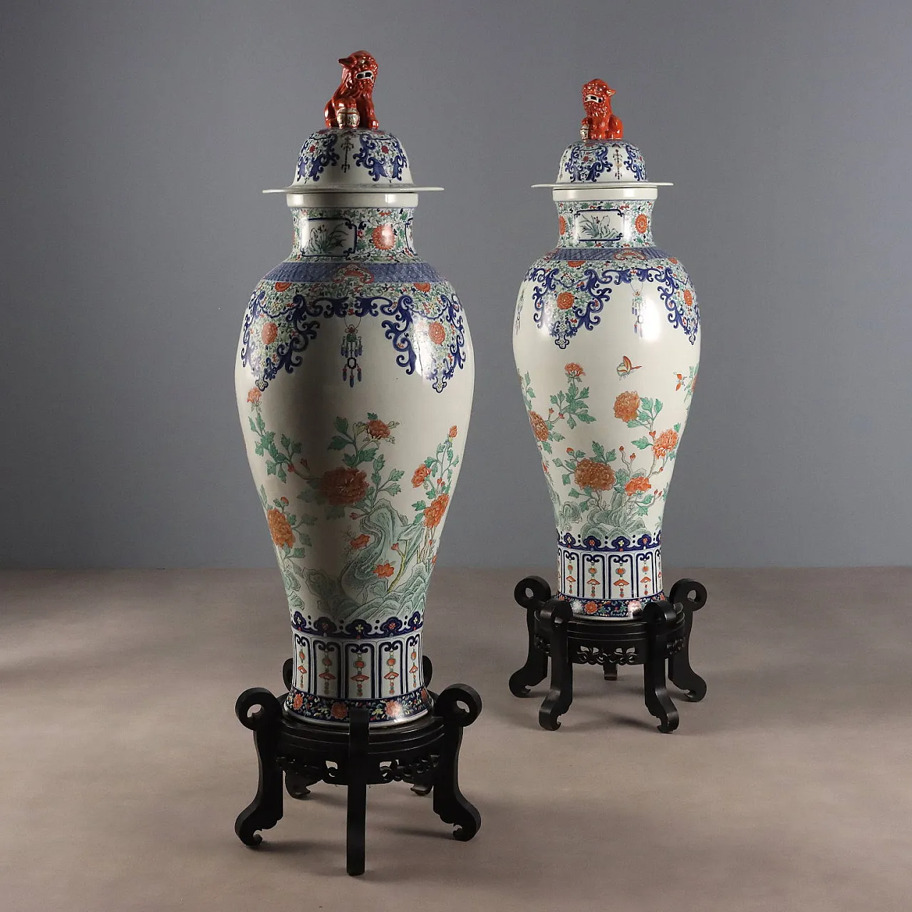 Coppia di vasi a balaustro con coperchio, '900 1