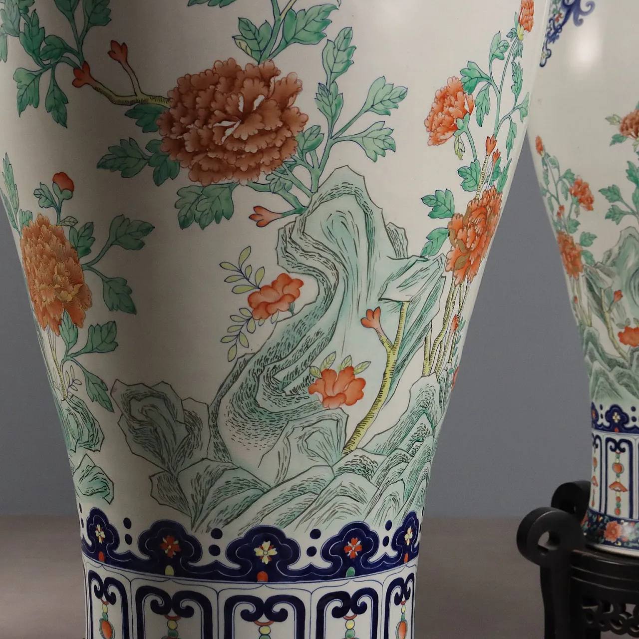 Coppia di vasi a balaustro con coperchio, '900 9