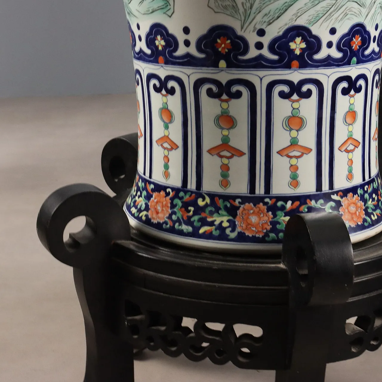 Coppia di vasi a balaustro con coperchio, '900 10