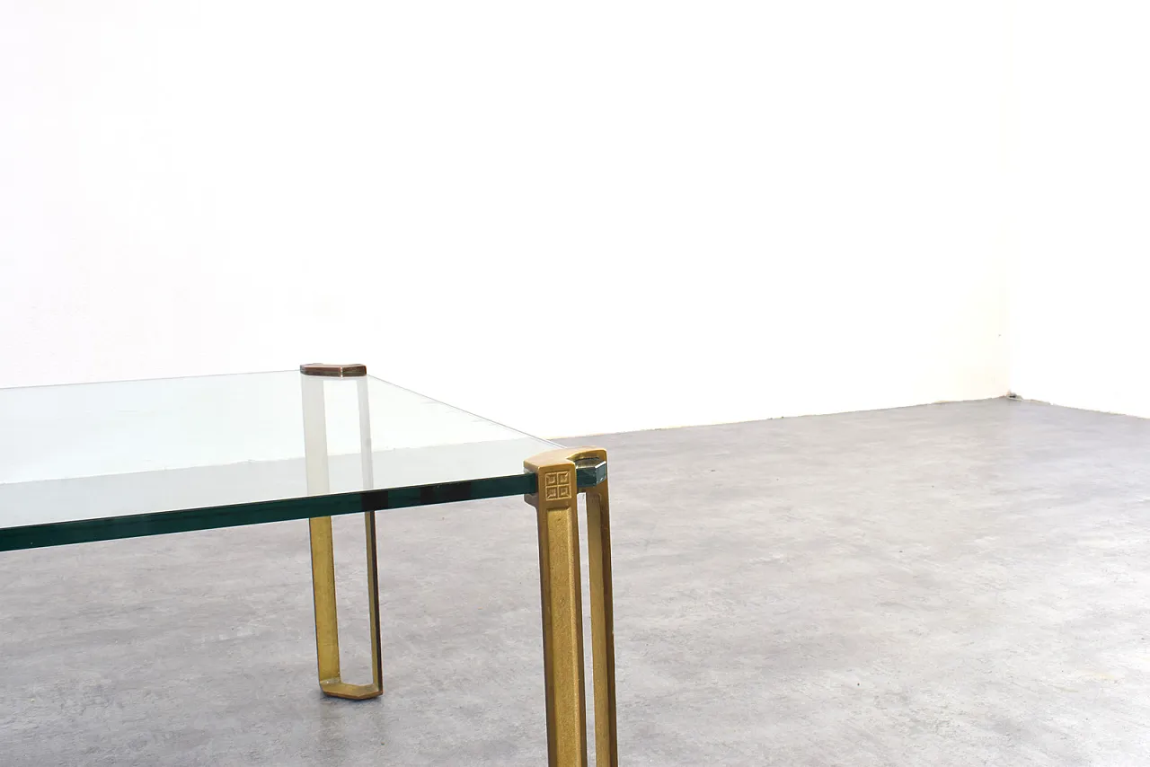 Tavolino Hollywood Regency in ottone e vetro di Peter Ghyczy, anni '70 6