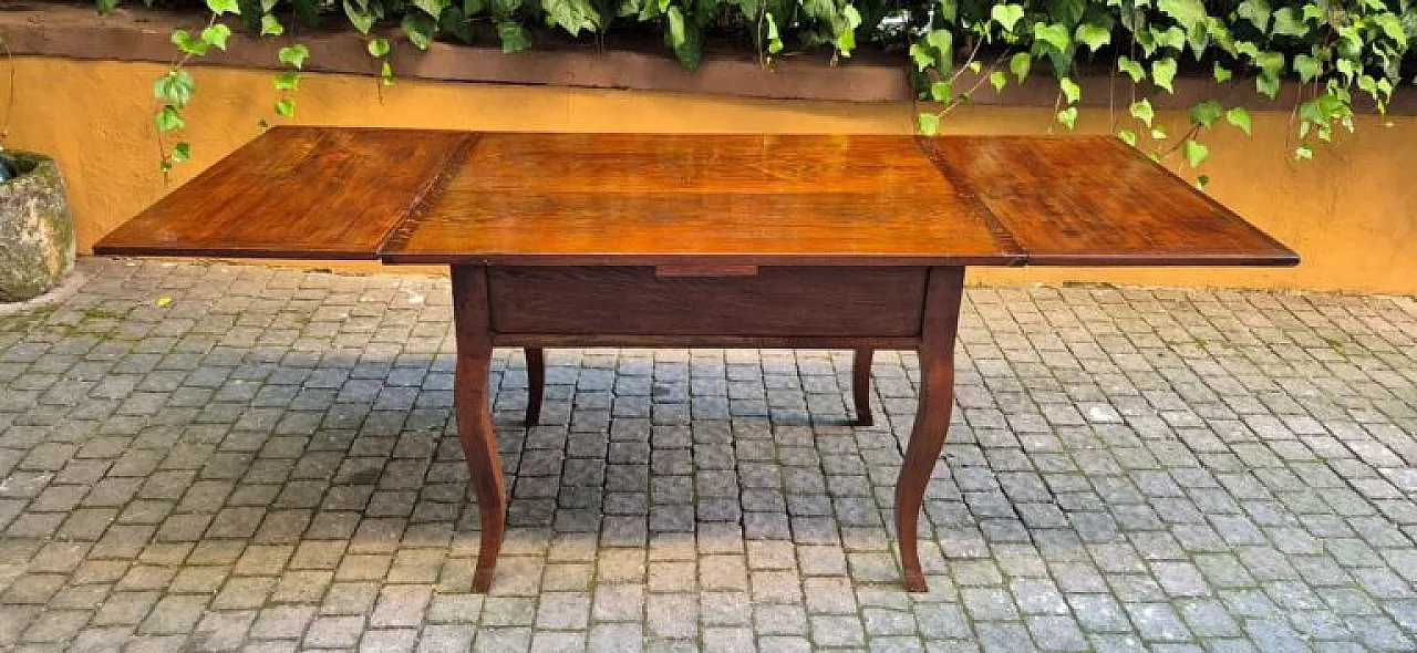 Tavolo allungabile a tiro con gambe mosse in rovere, '800 1