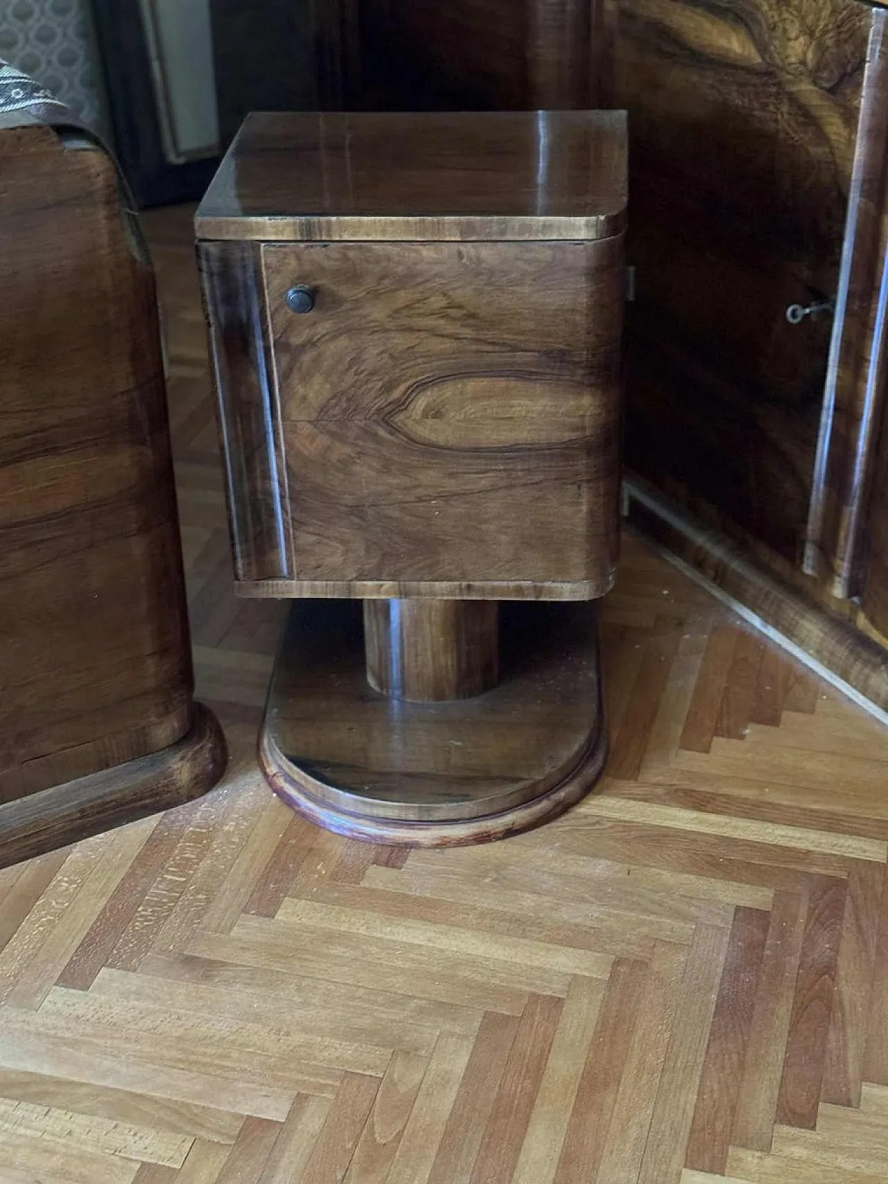 Camera da letto Art Déco impiallacciata in noce, anni '30 7