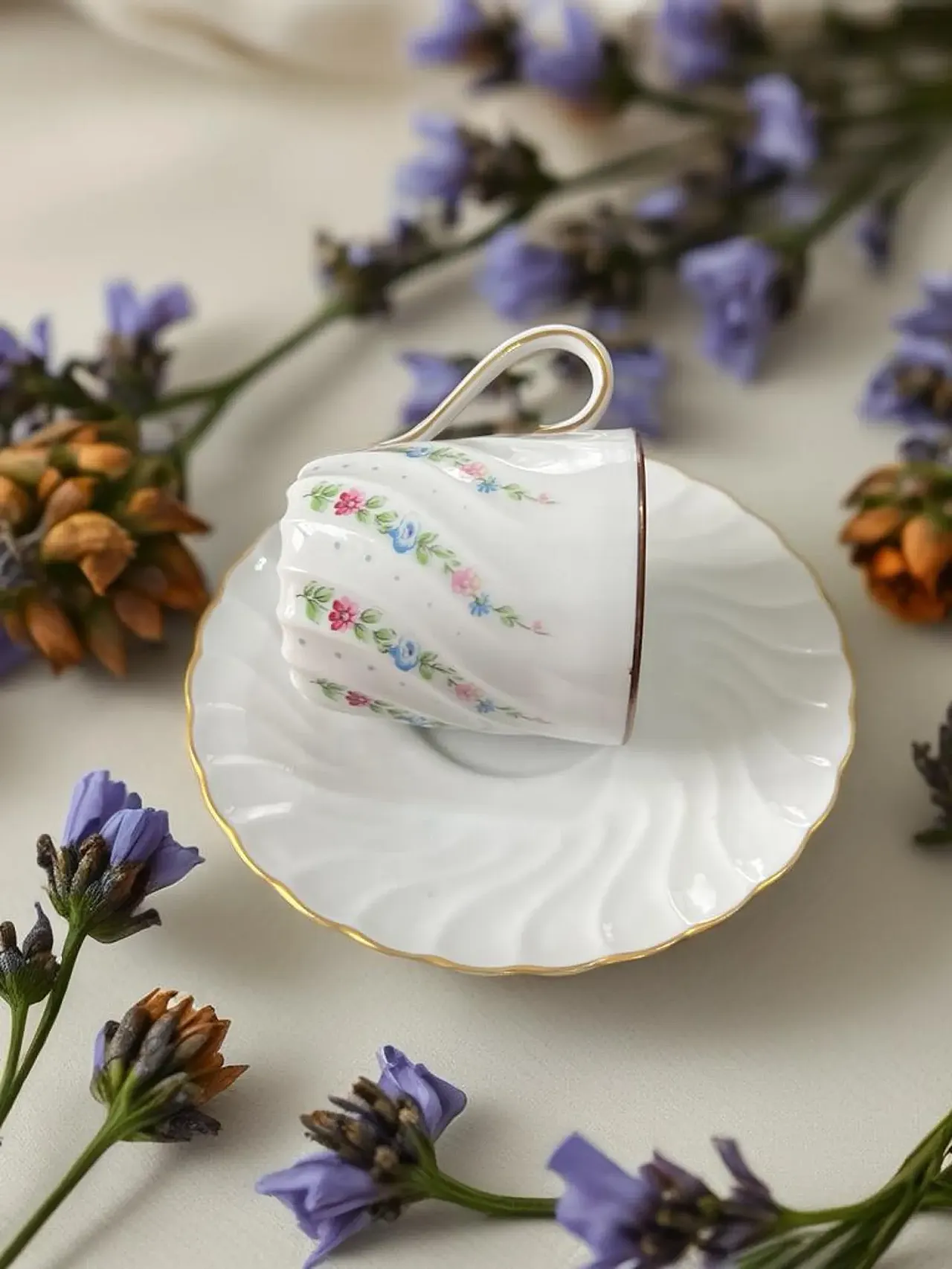 Richard Ginori porcelain tableware set with golden border, 1990s 1