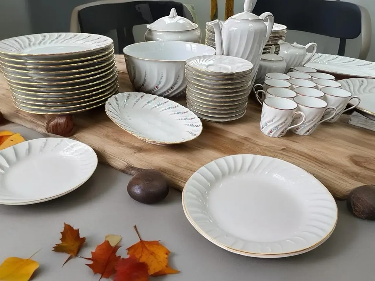 Richard Ginori porcelain tableware set with golden border, 1990s 5