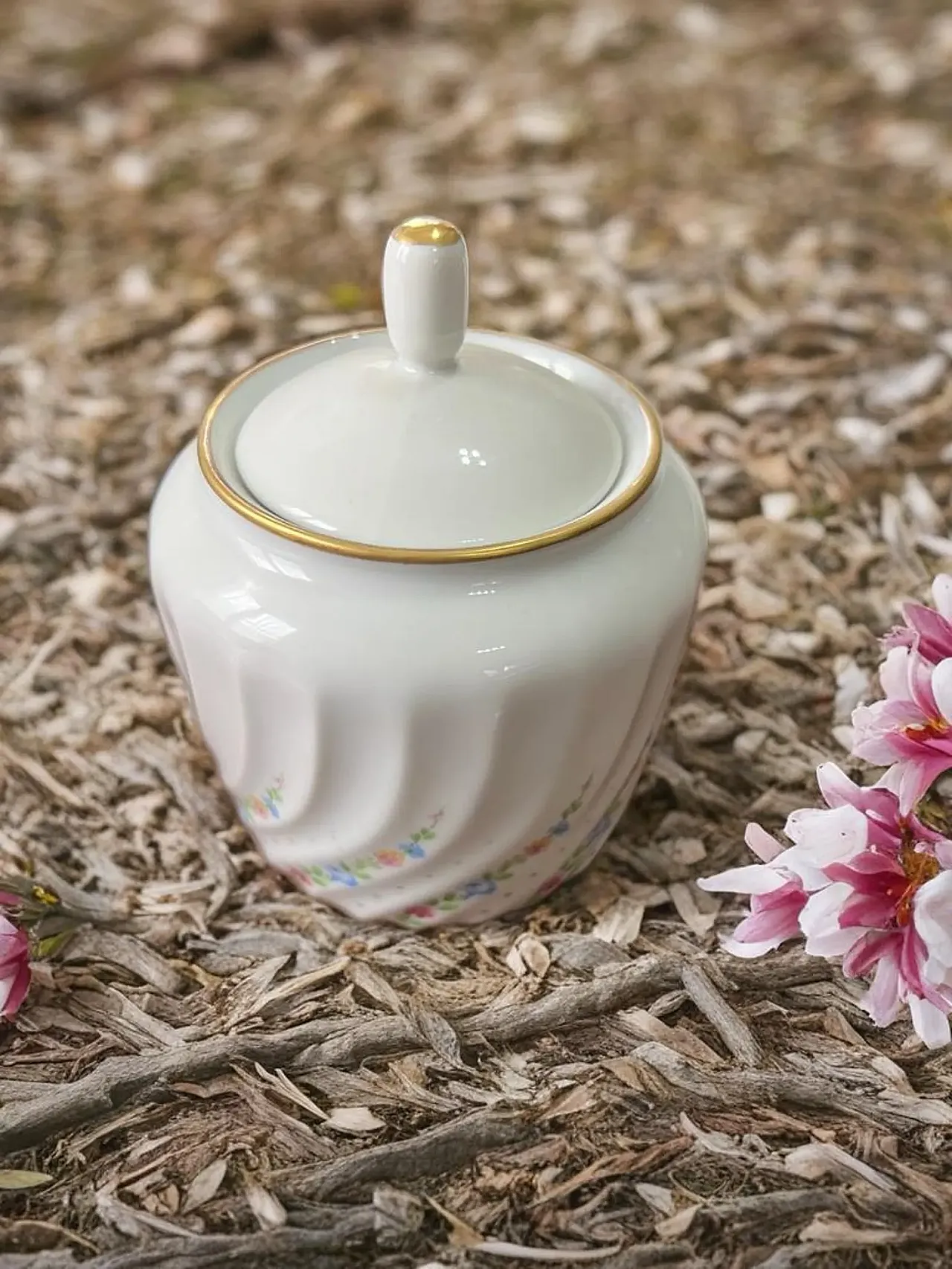 Richard Ginori porcelain tableware set with golden border, 1990s 7