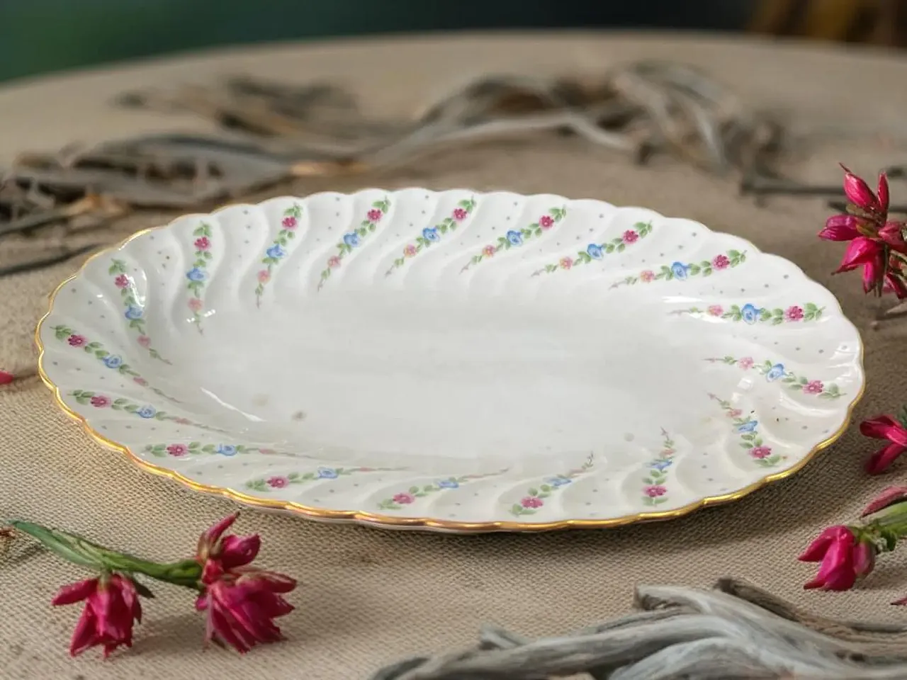 Richard Ginori porcelain tableware set with golden border, 1990s 8