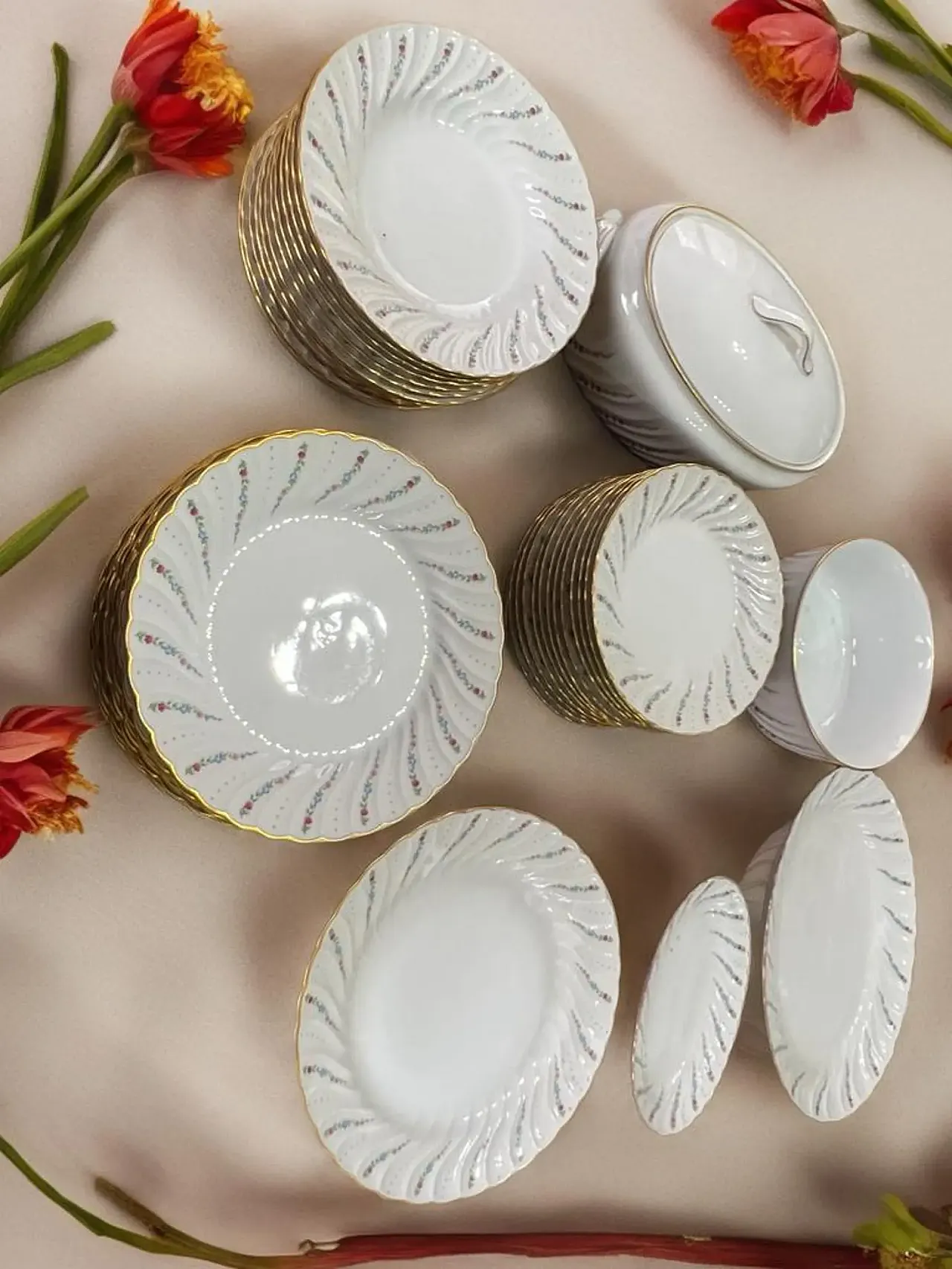 Richard Ginori porcelain tableware set with golden border, 1990s 13