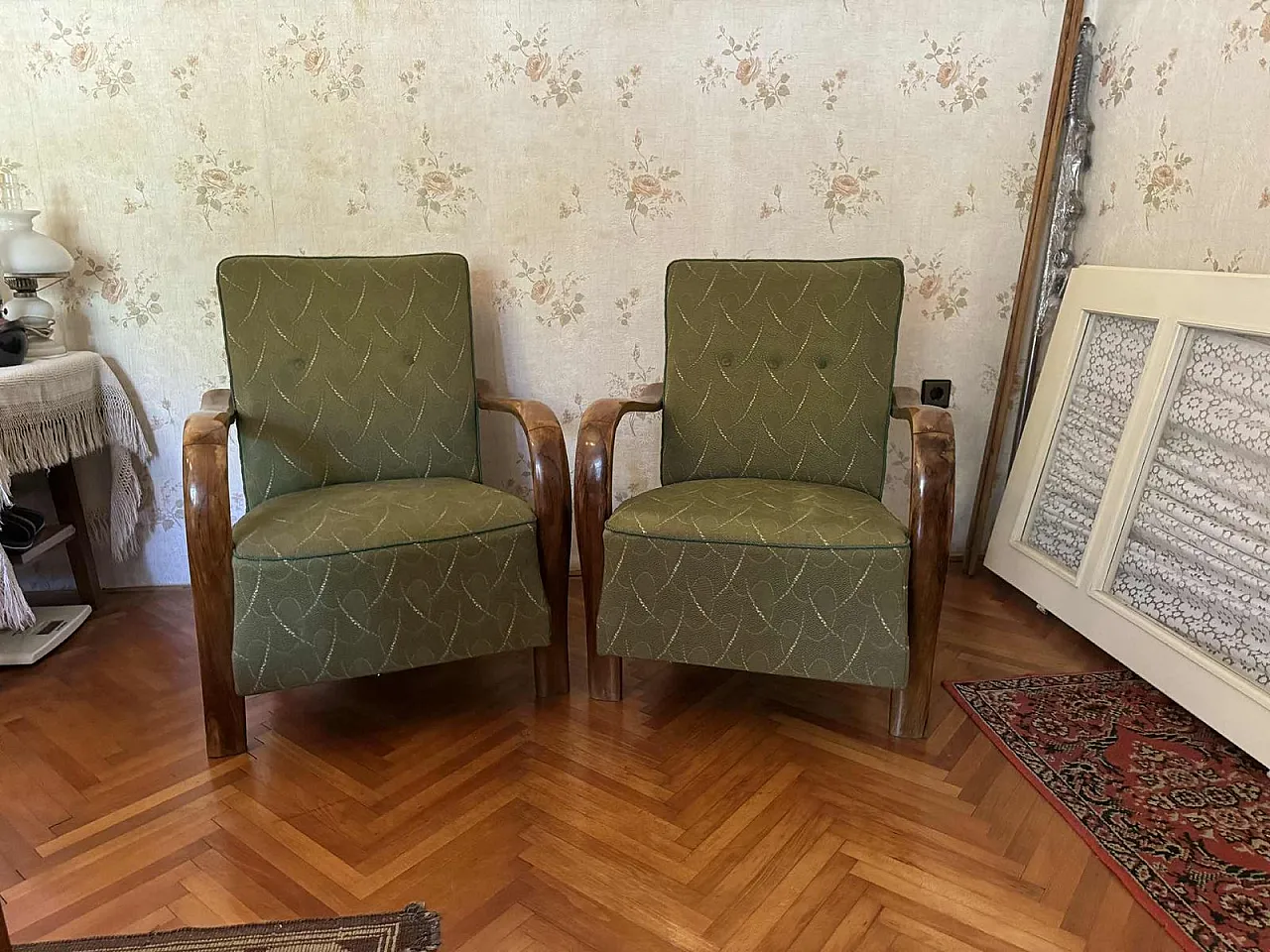 Pair of Art Deco lounge chairs with curved wooden arms, 1930s 1