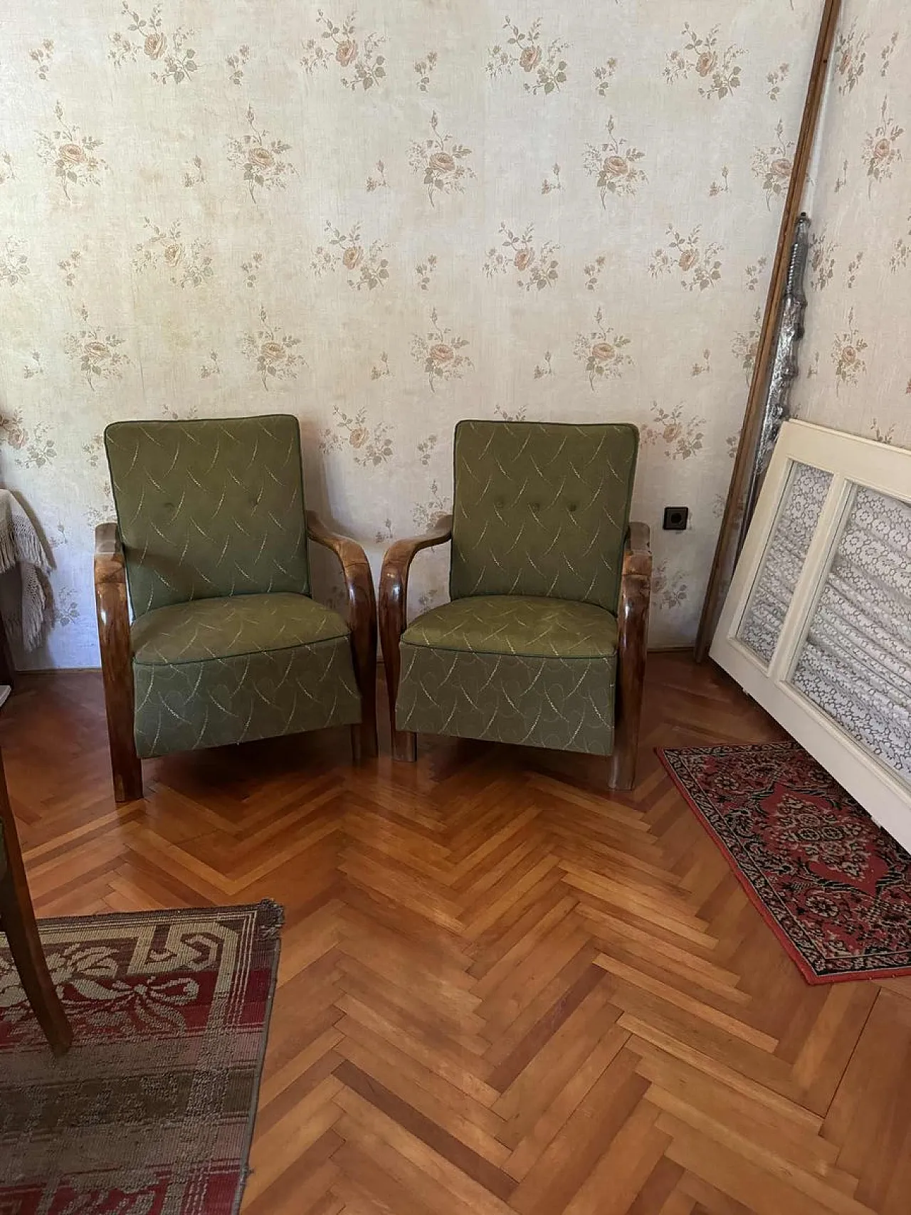 Pair of Art Deco lounge chairs with curved wooden arms, 1930s 4