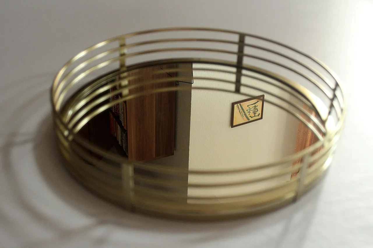 Vassoio a specchio rotondo in ottone, vetro e metallo, anni '70 2