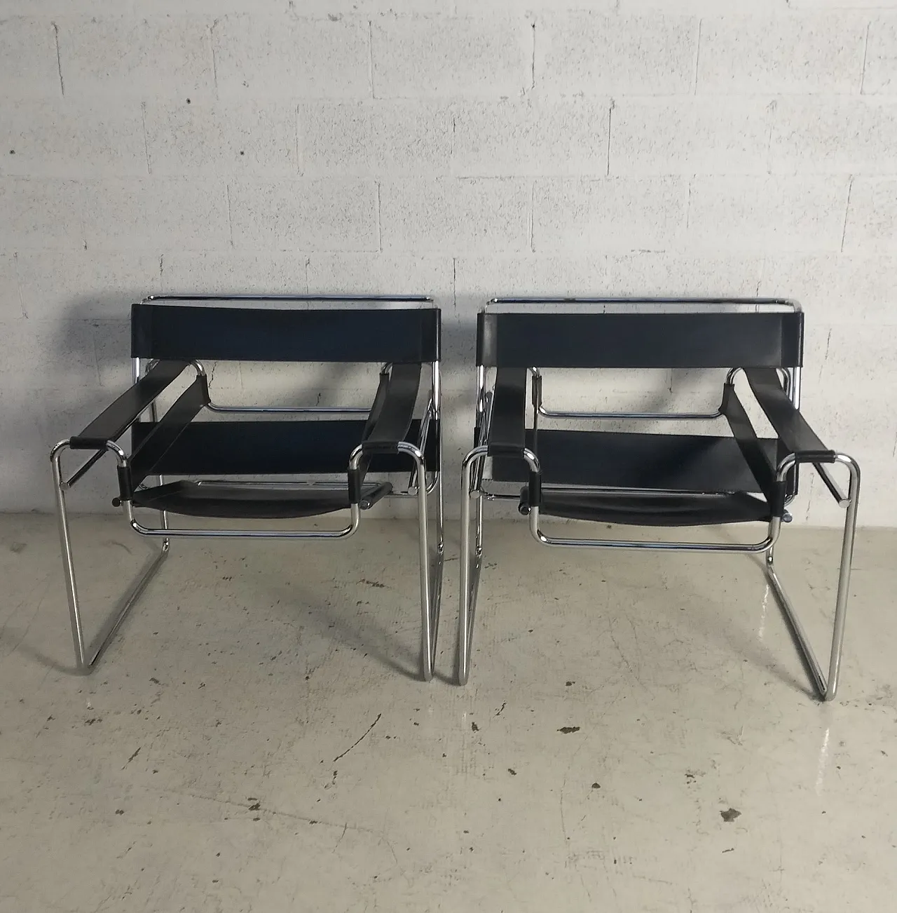 Coppia di poltrone Wassily  di M. Breuer per Gavina, anni '70 11