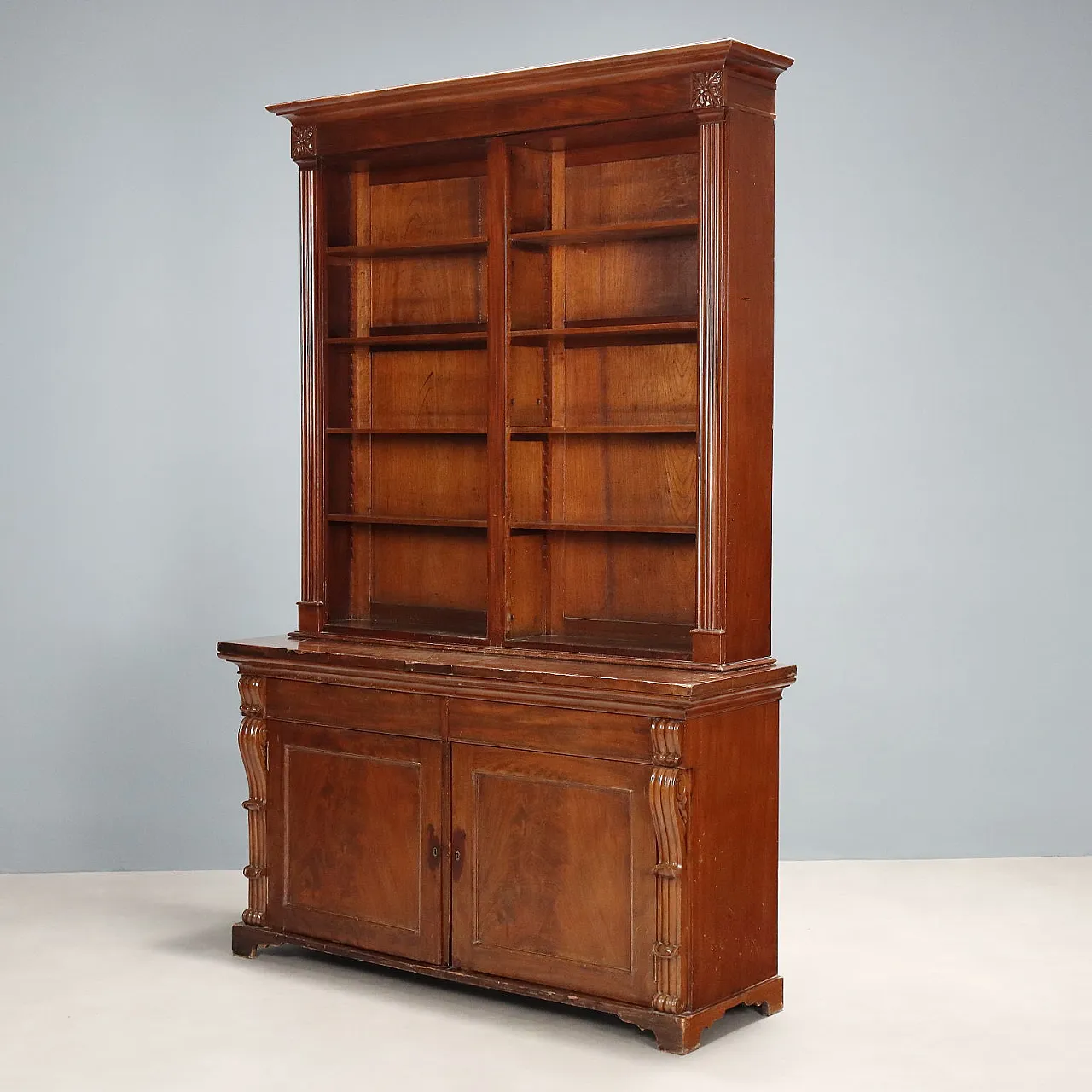 Victorian bookcase in mahogany with carvings, 19th century 1
