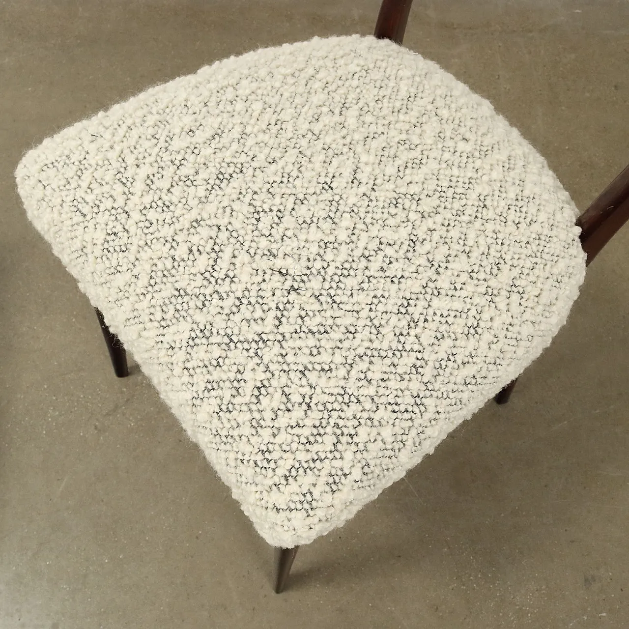 6 Sedie in faggio tinto con seduta in boucle nuova,  Anni '50 7