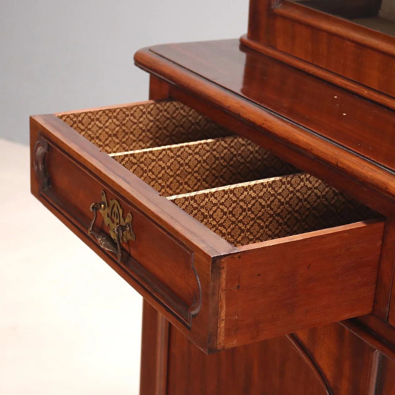 Libreria in mogano con cassetti e mensole, fine '800 4