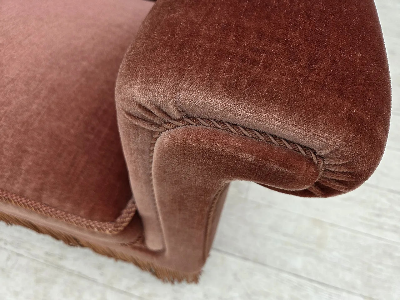 Poltrona danese con schienale alto in velluto rosa salmone, anni '70 4