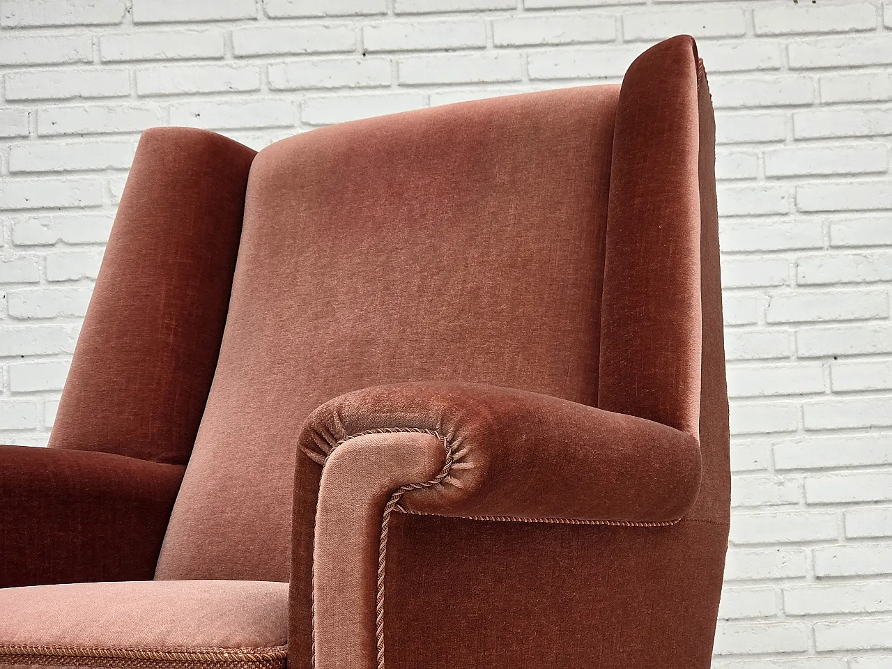Poltrona danese con schienale alto in velluto rosa salmone, anni '70 15