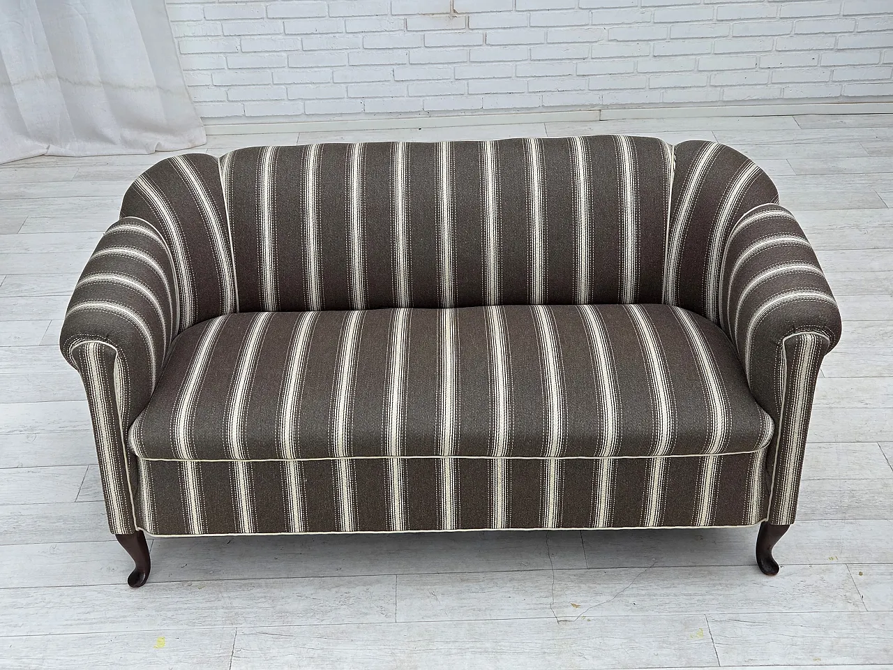 Divano danese a 2 posti in lana rigata, gambe in frassino, anni '50 4