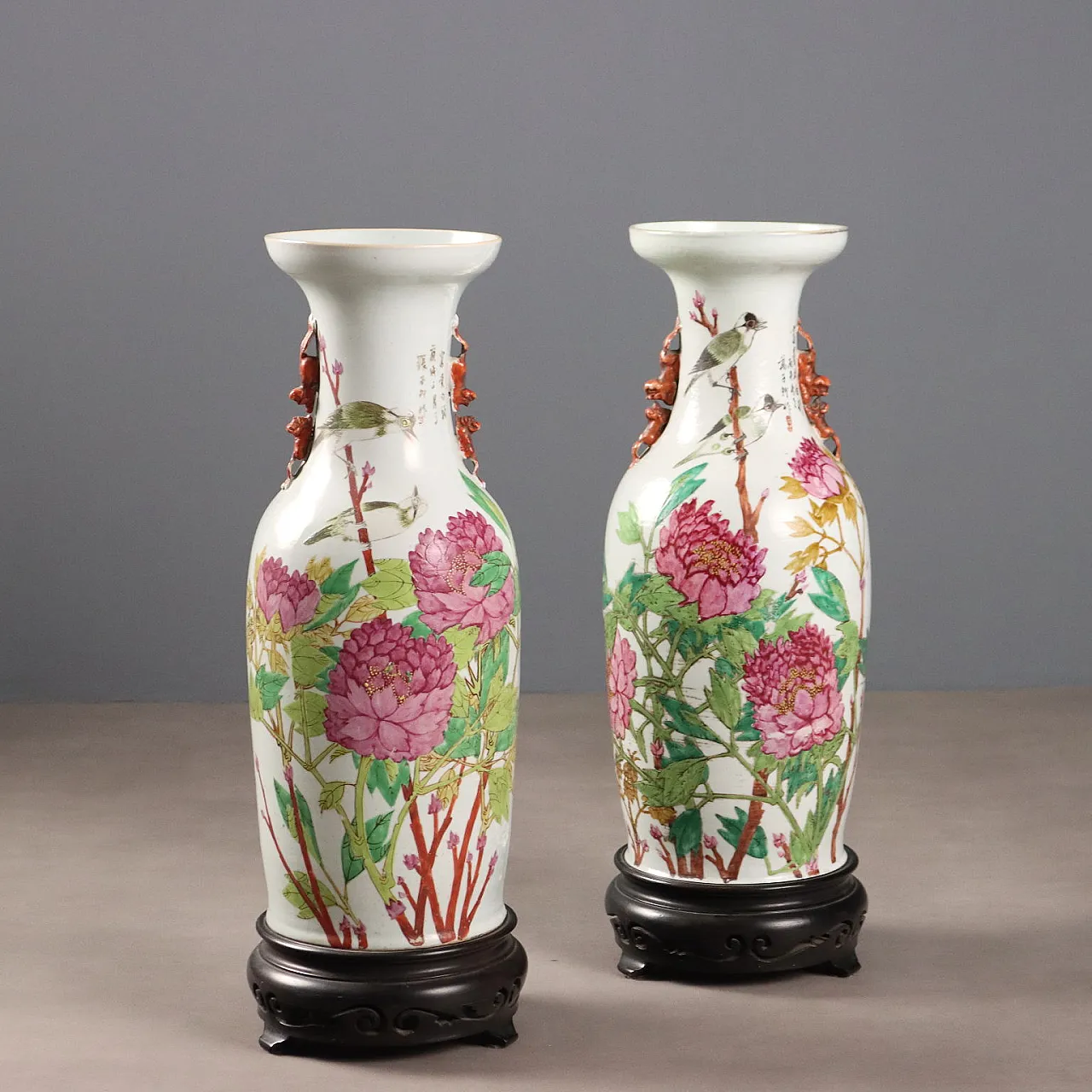 Coppia di vasi a balaustro dipinti con smalti Qianjiang, '900 1