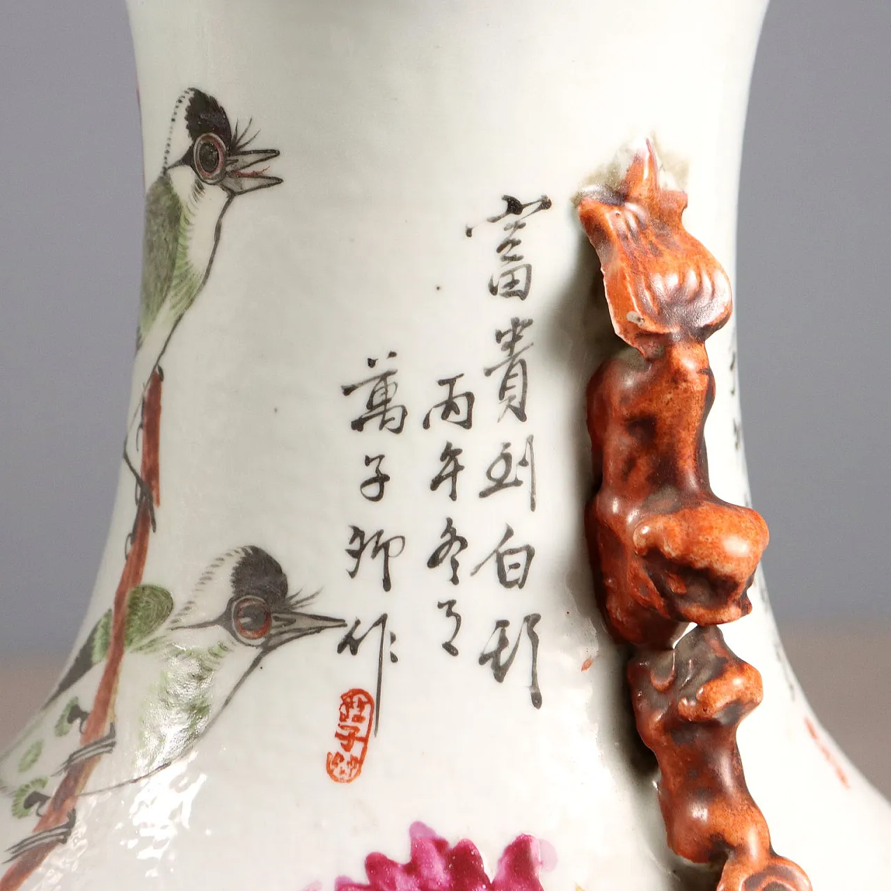 Coppia di vasi a balaustro dipinti con smalti Qianjiang, '900 10