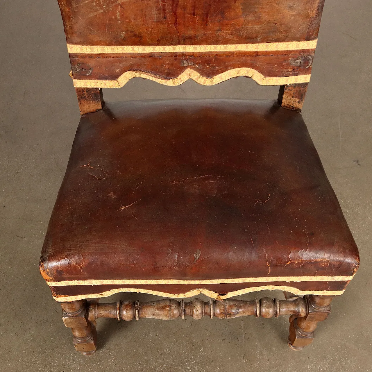 Pair of walnut & leather chairs with coat of arms, 18th century 5