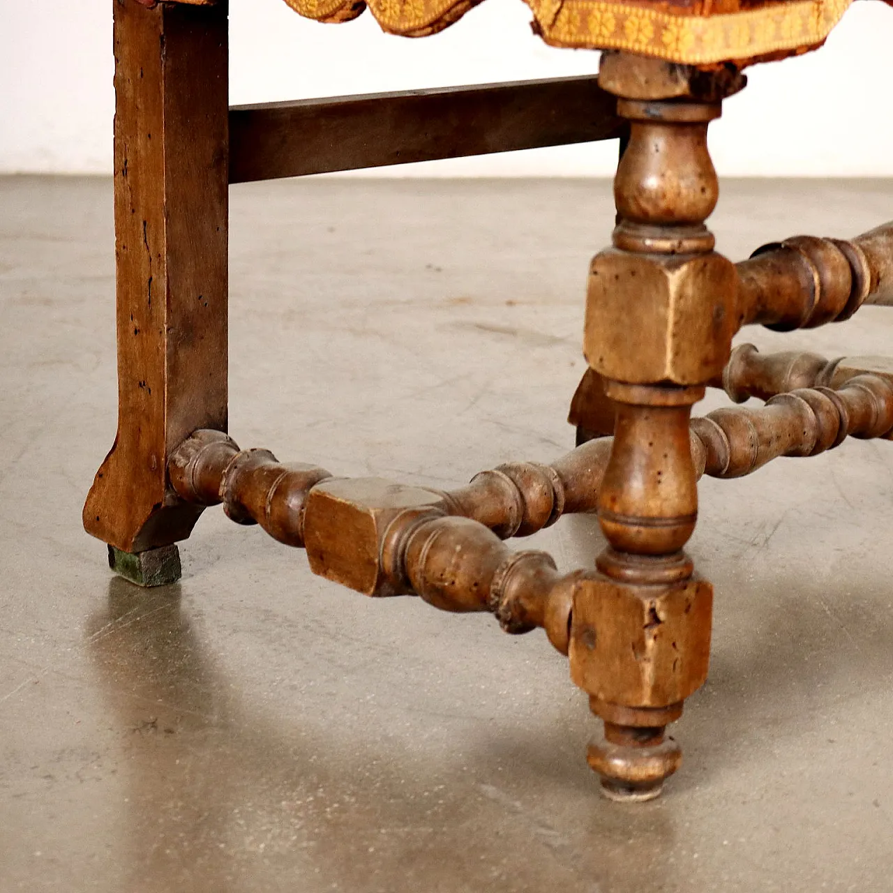 Pair of walnut & leather chairs with coat of arms, 18th century 6
