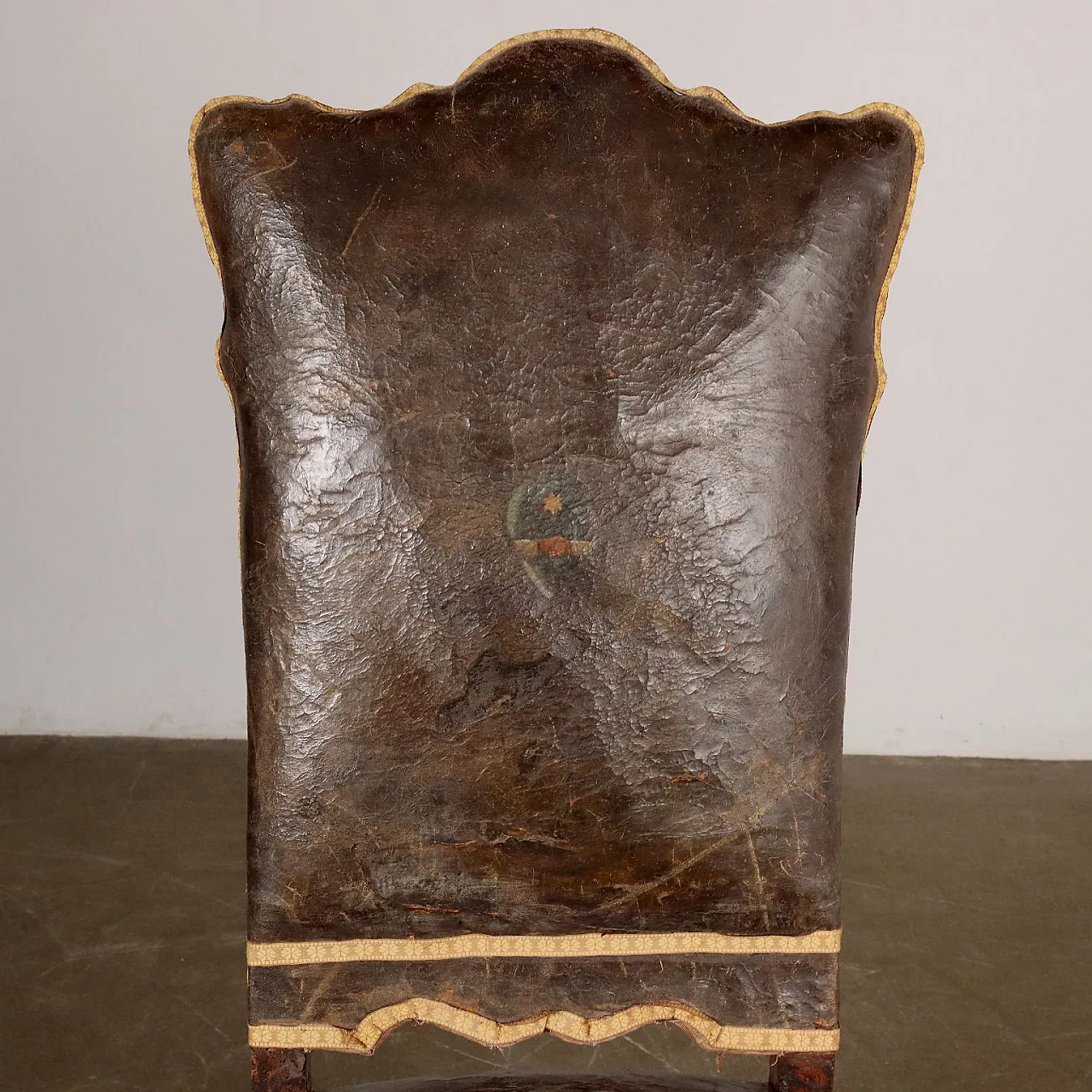 Pair of walnut & leather chairs with coat of arms, 18th century 8