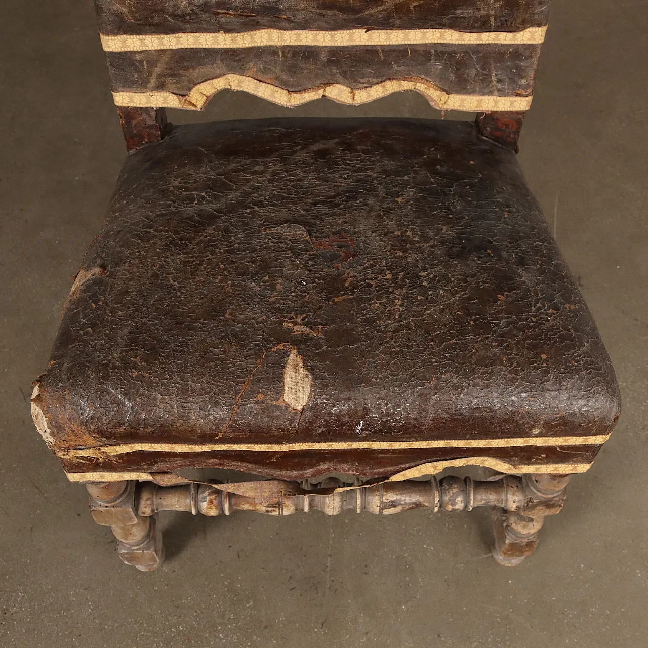 Pair of walnut & leather chairs with coat of arms, 18th century 10