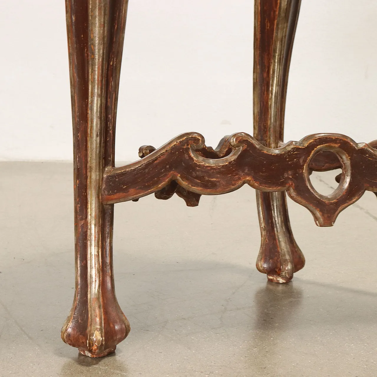 Pair of Barocchetto style gilded and lacquered wood corner consoles 4