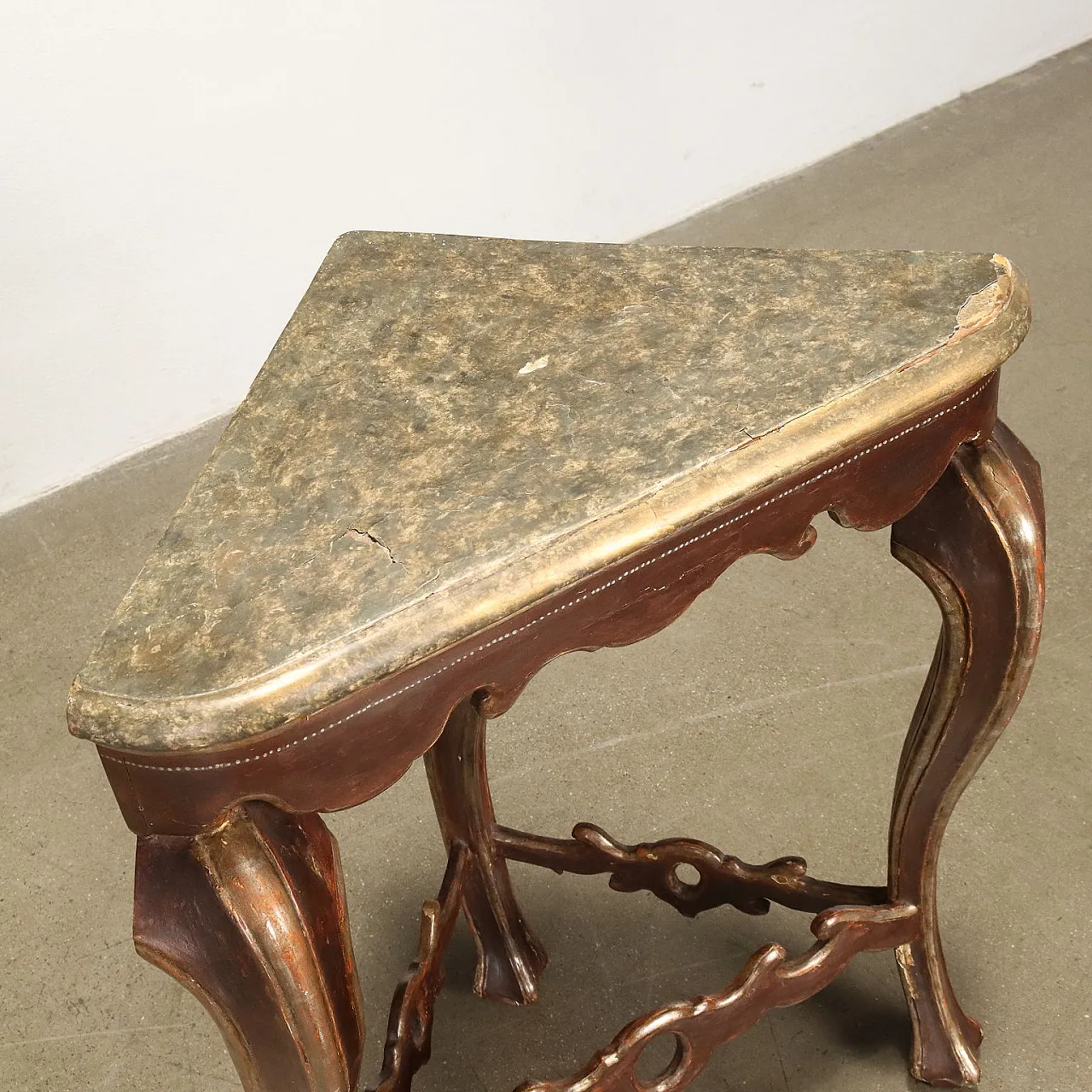 Pair of Barocchetto style gilded and lacquered wood corner consoles 7