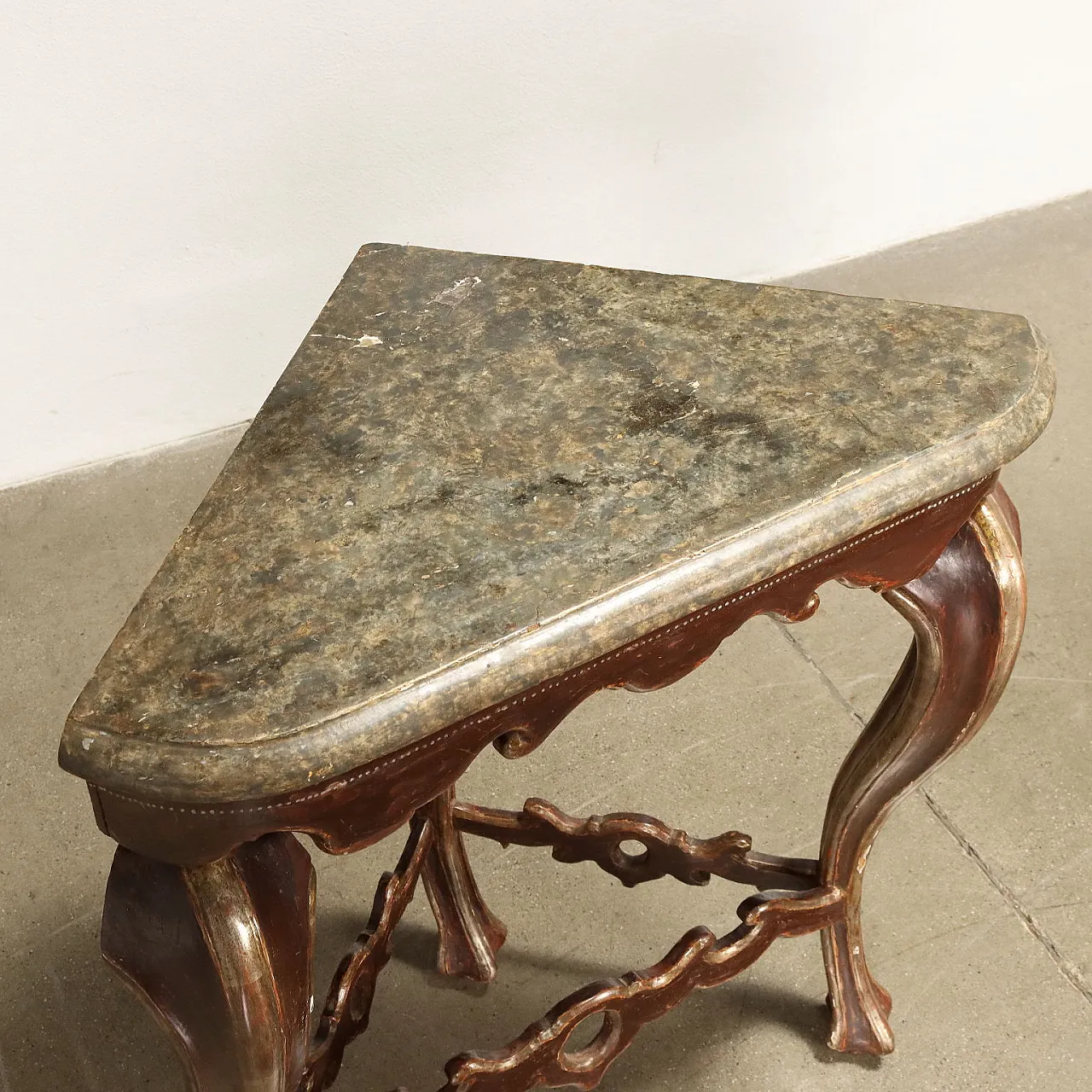 Pair of Barocchetto style gilded and lacquered wood corner consoles 8