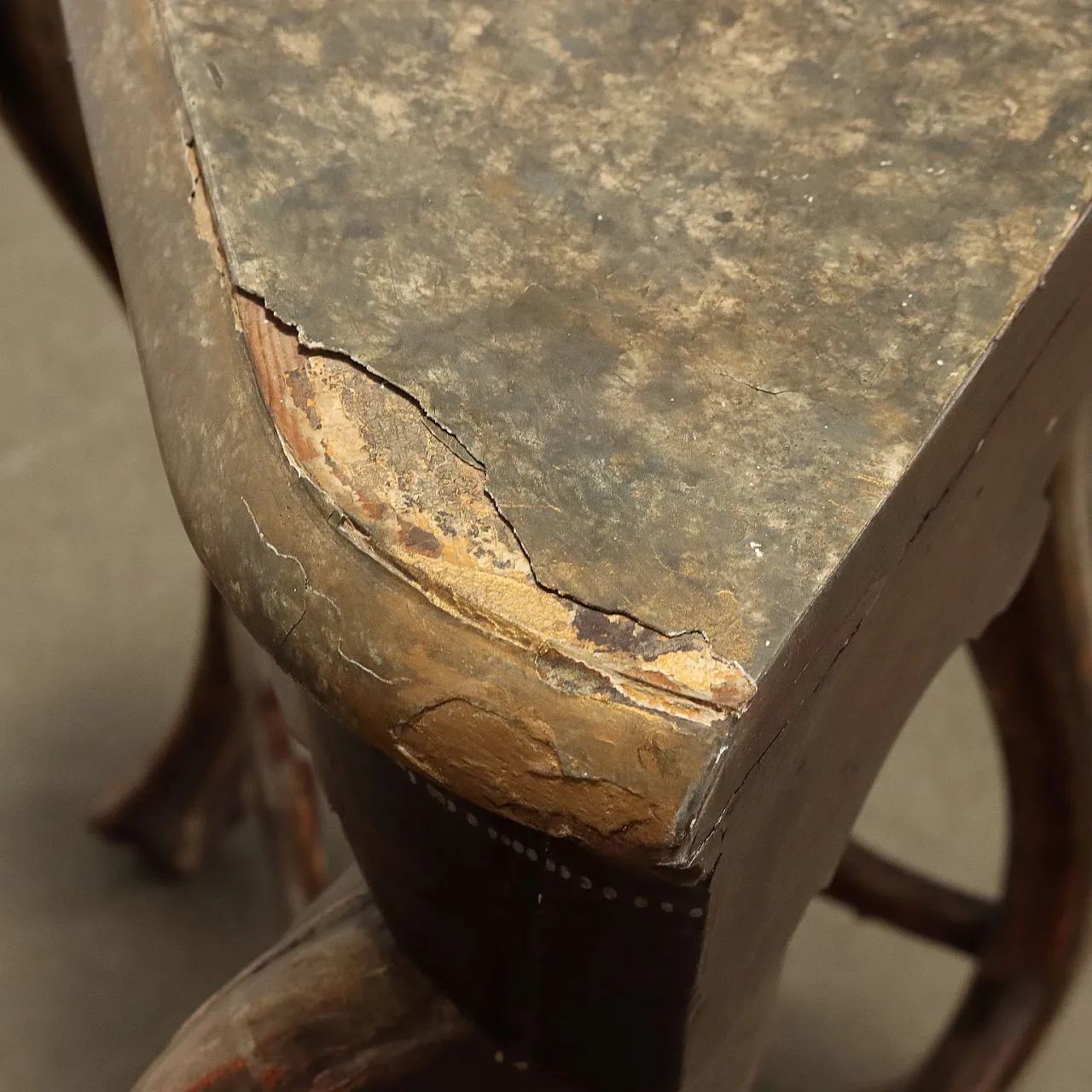 Pair of Barocchetto style gilded and lacquered wood corner consoles 9
