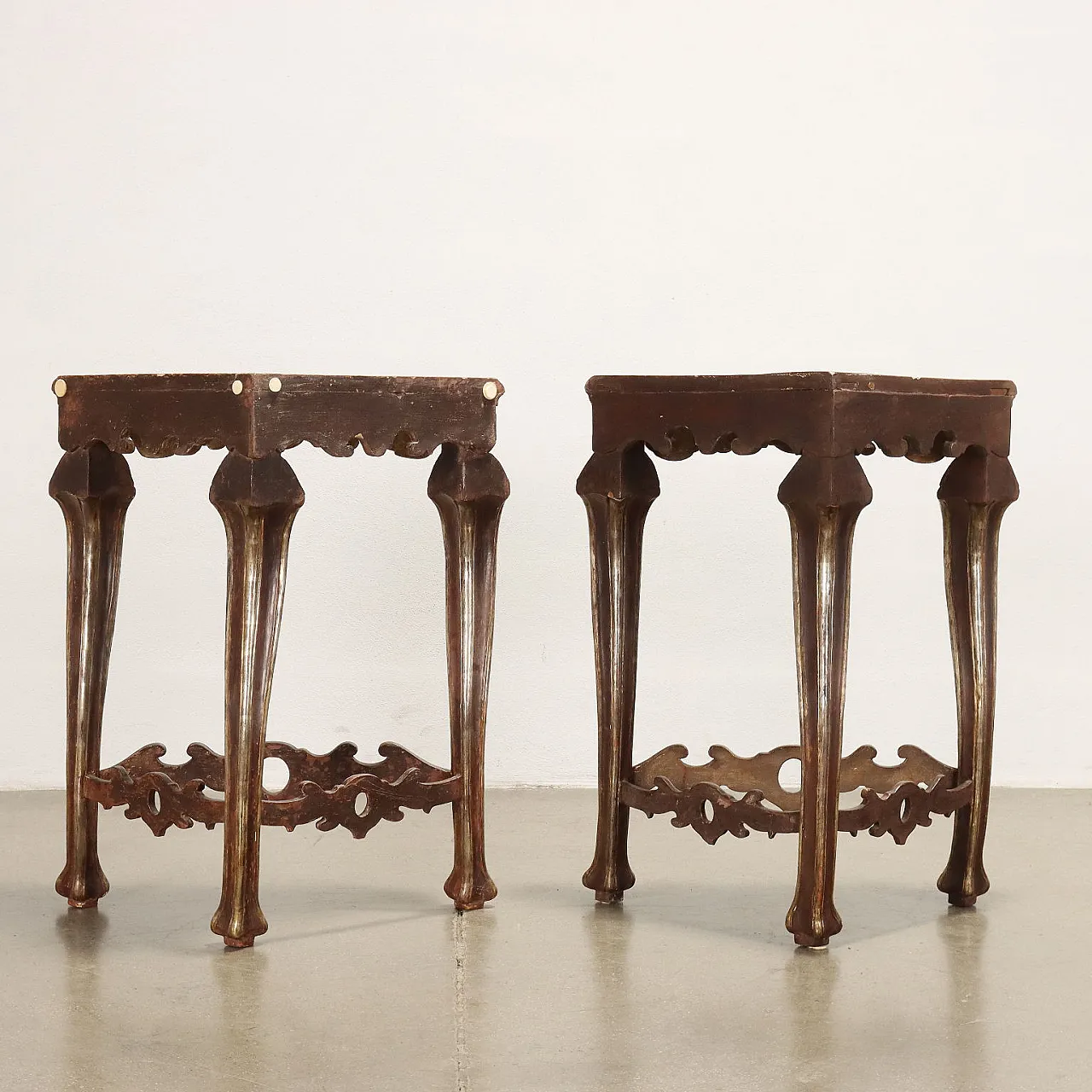 Pair of Barocchetto style gilded and lacquered wood corner consoles 10