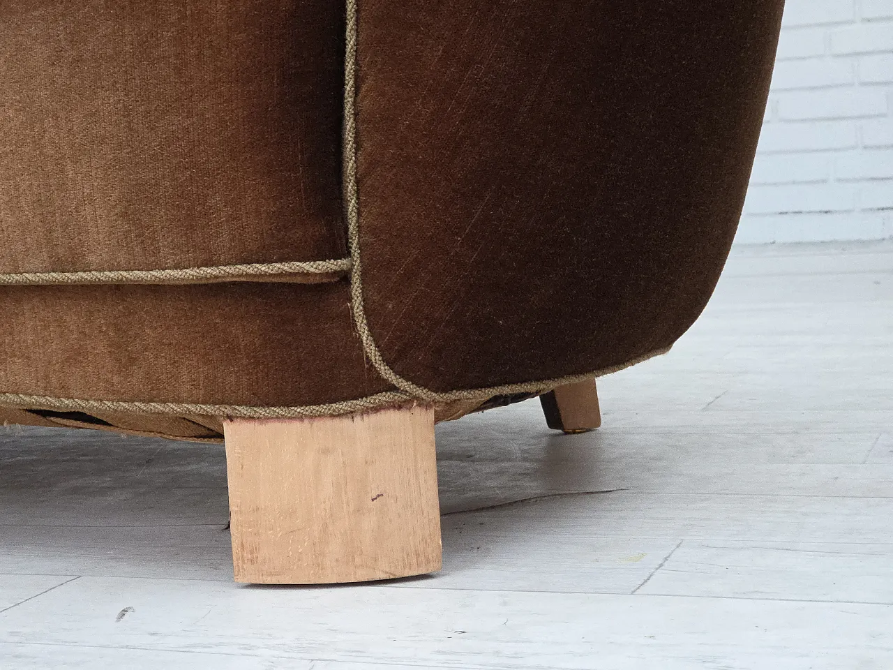 Curved 2-seater sofa in brown velvet, 1960s 3