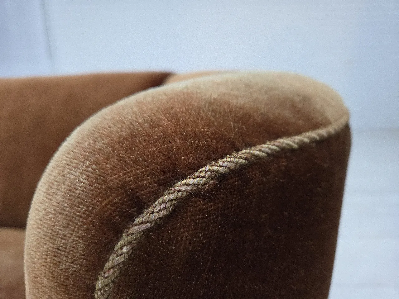 Curved 2-seater sofa in brown velvet, 1960s 4