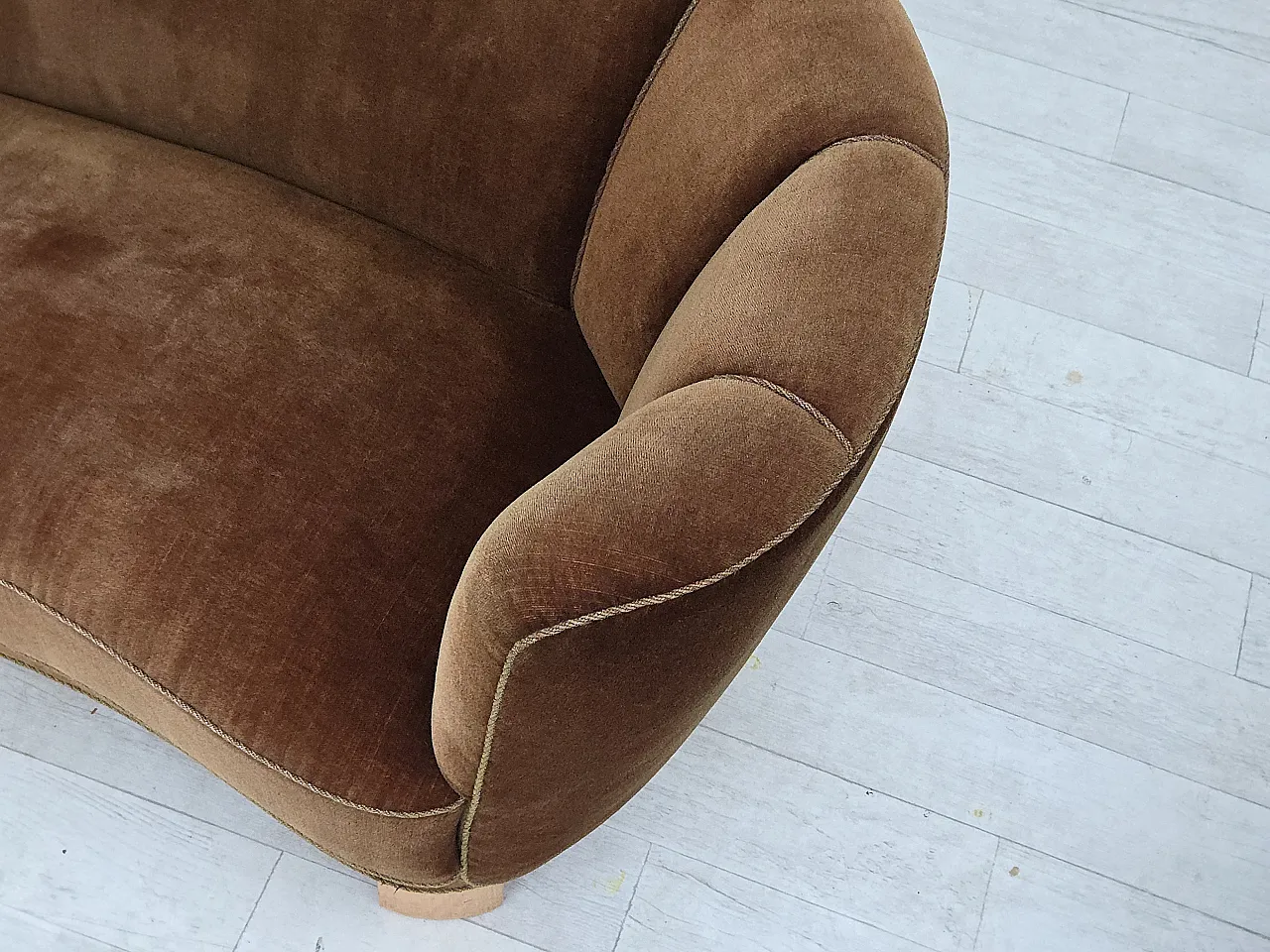 Curved 2-seater sofa in brown velvet, 1960s 5