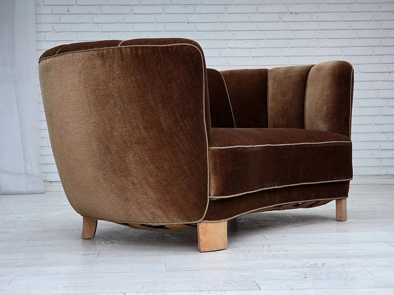 Curved 2-seater sofa in brown velvet, 1960s 6